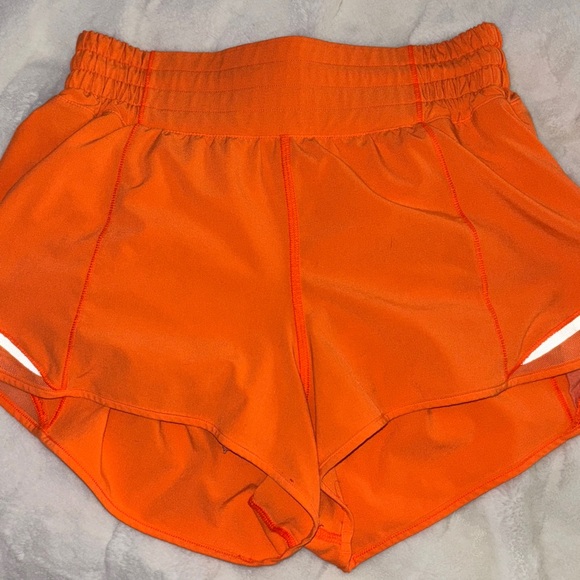 Lululemon Hotty Hots 2.5’’ High Rise Shorts - Picture 3 of 4